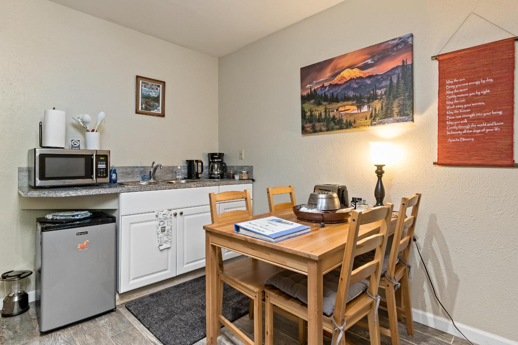 Mountain Meadows Inn & Chalet Suites Ашфорд Екстериор снимка